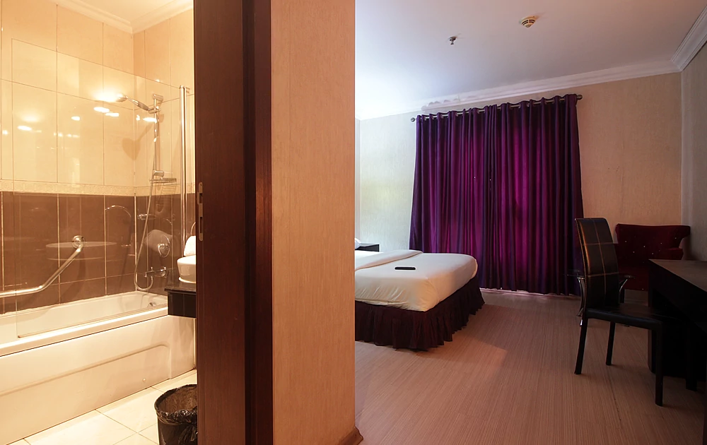 chesney hotel silver room